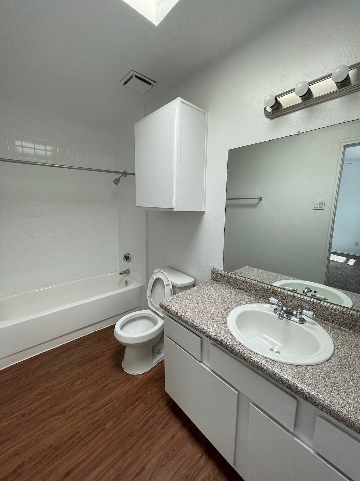 Oak Hills Apartments — photo 2