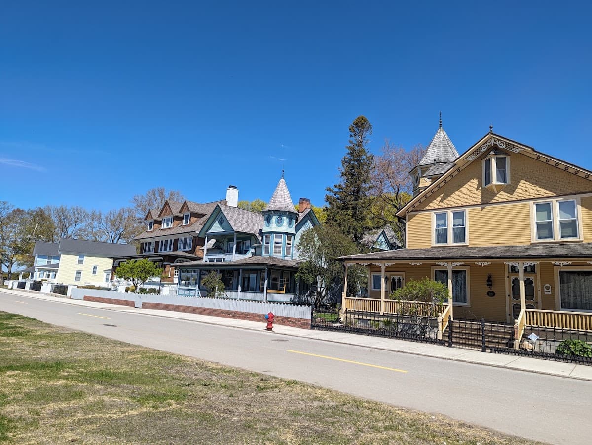Mackinaw Beach & Bay Inn & Suites — photo 1
