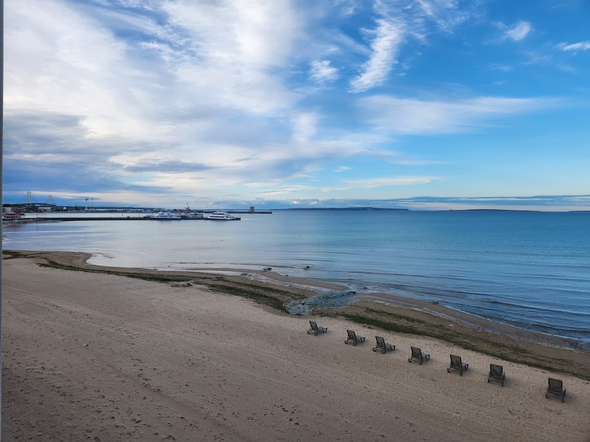 Mackinaw Beach & Bay Inn & Suites — photo 5