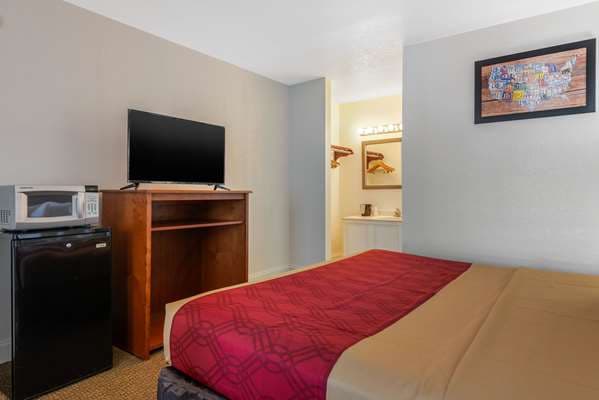 Econo Lodge Airport @ RJ Stadium — photo 5