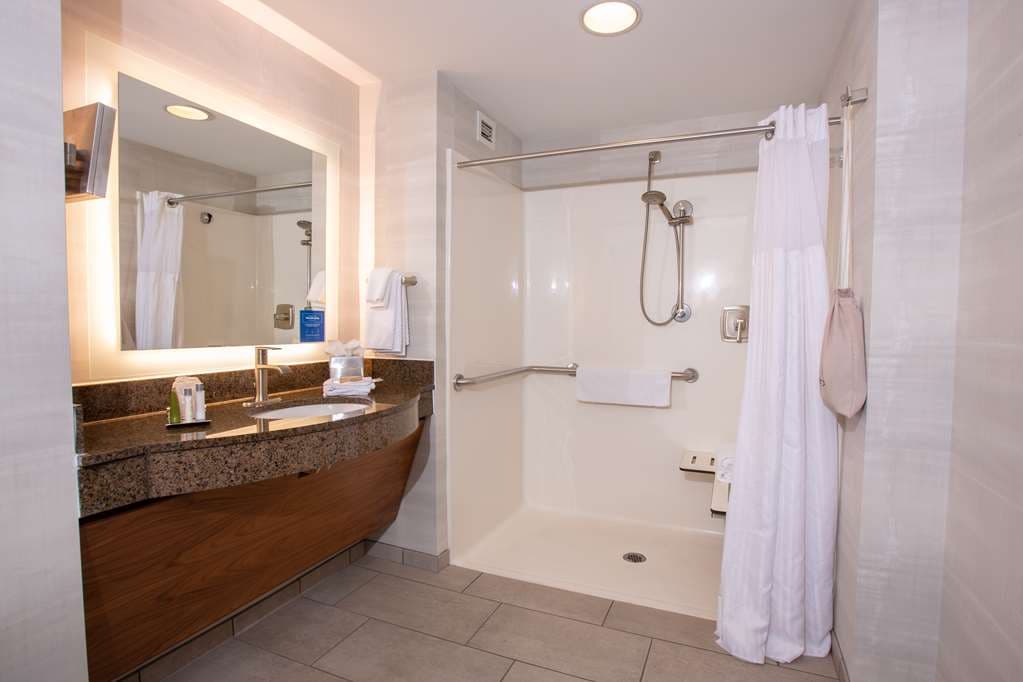 DoubleTree by Hilton Hotel Bay City - Riverfront — photo 4