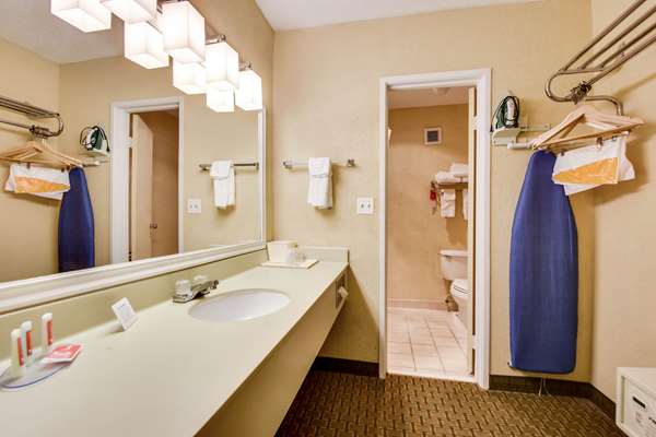 Econo Lodge Tampa near Busch Gardens — photo 4