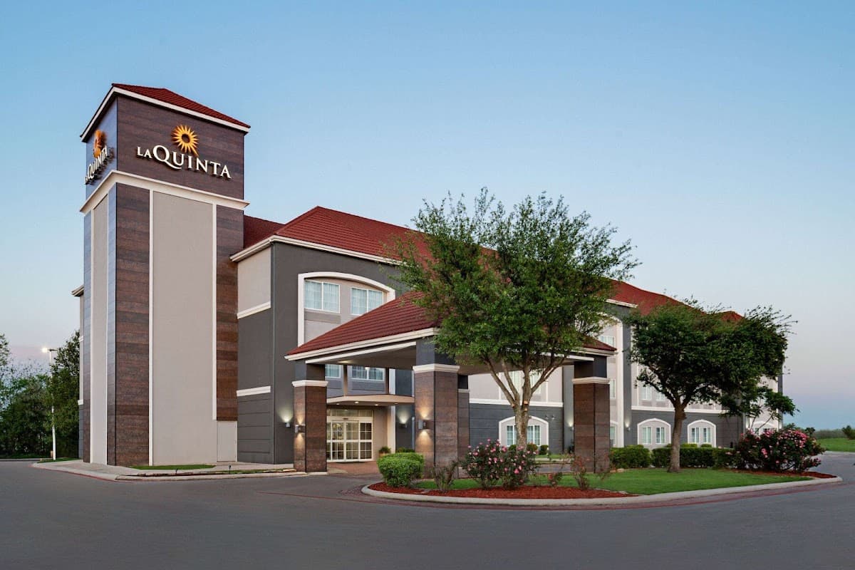 La Quinta Inn & Suites by Wyndham Stephenville — photo 1