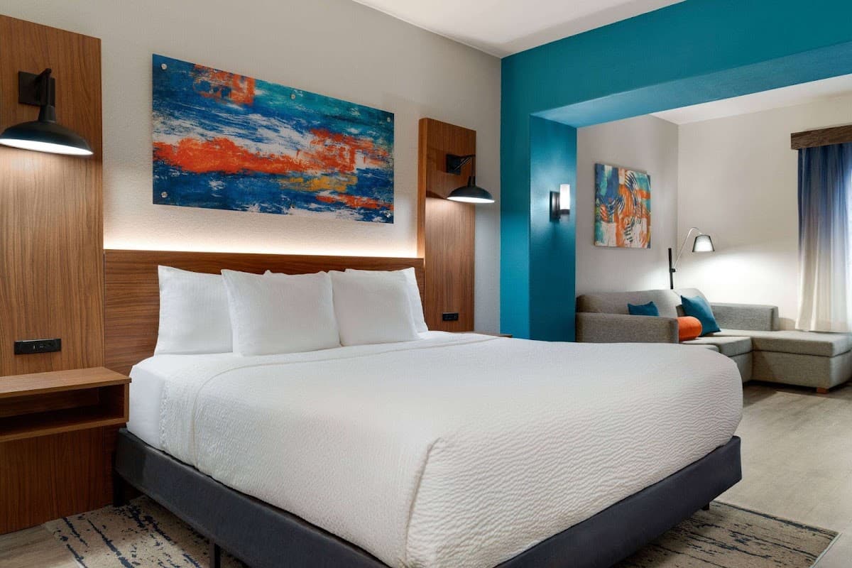 La Quinta Inn & Suites by Wyndham Stephenville — photo 2