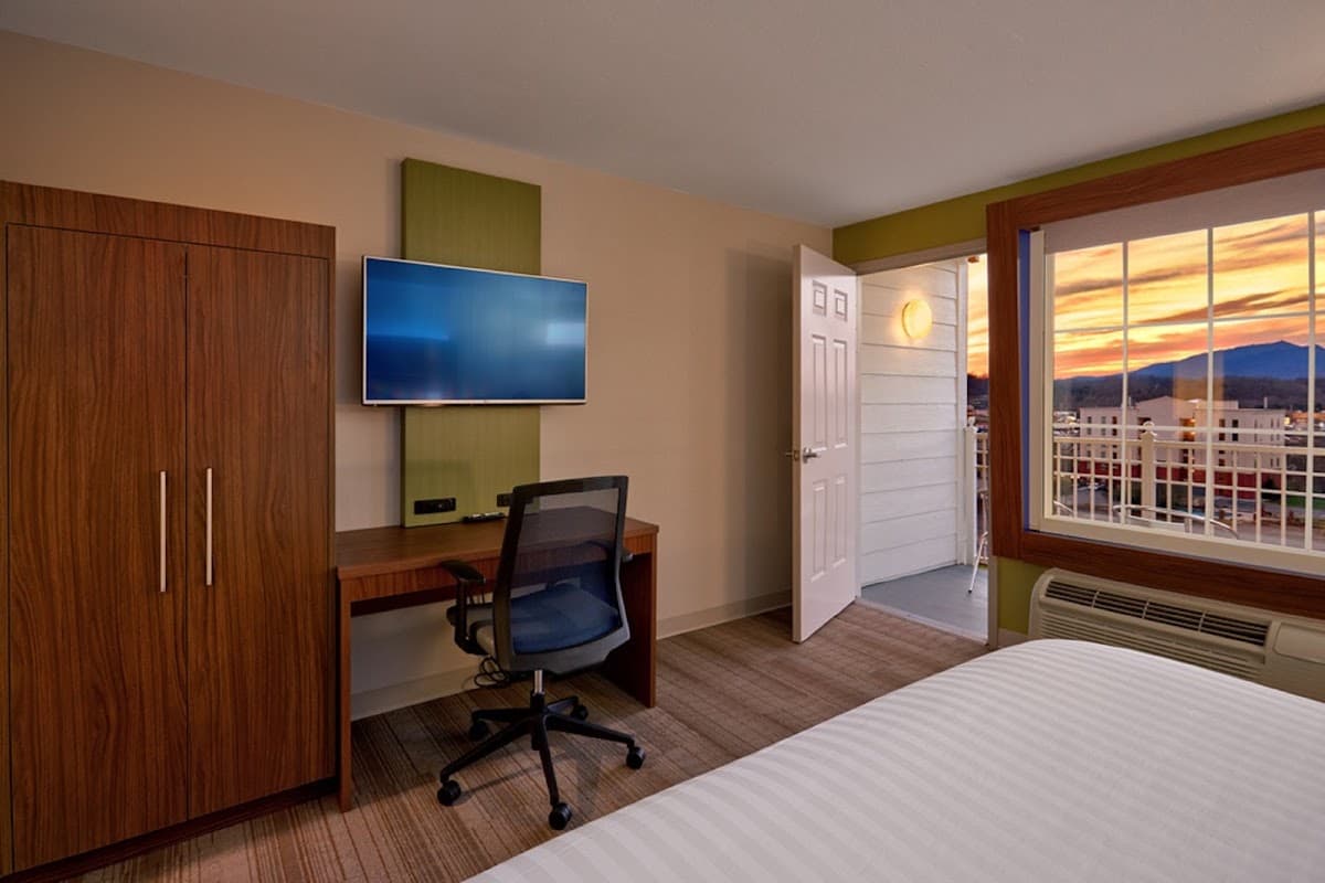 Holiday Inn Express & Suites Pigeon Forge - Sevierville by IHG — photo 2