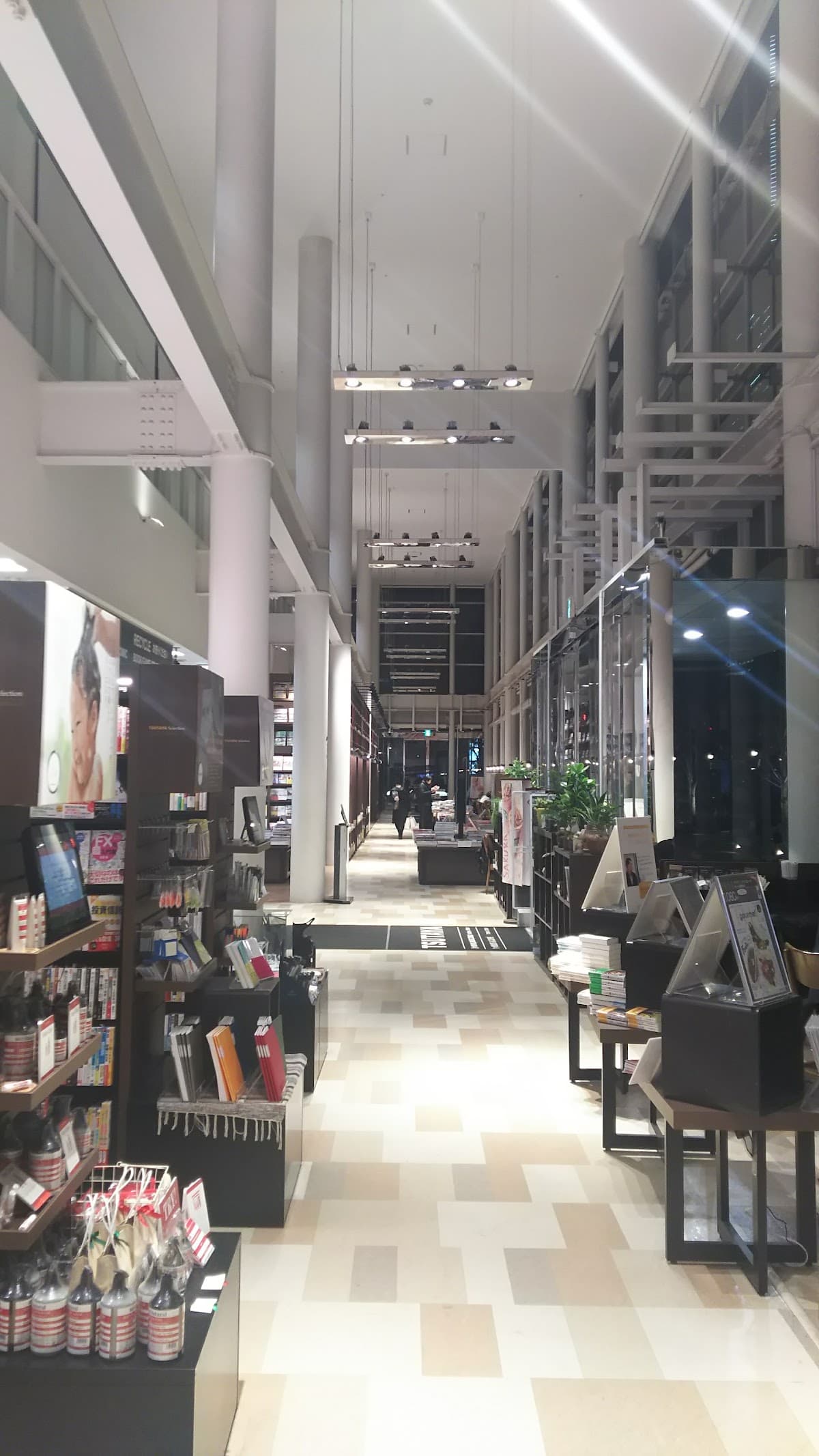 TSUTAYA Yokohama Minatomirai — photo 5