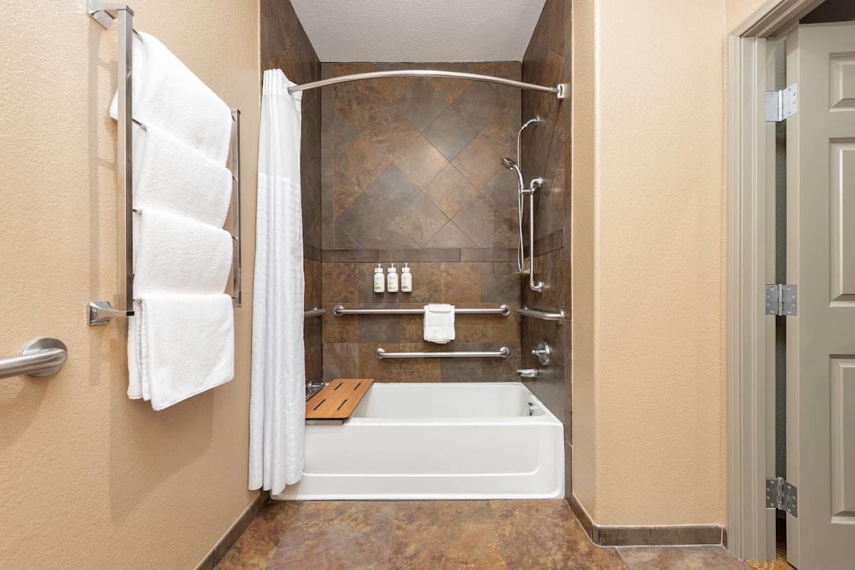 La Quinta Inn & Suites by Wyndham Marble Falls — photo 4