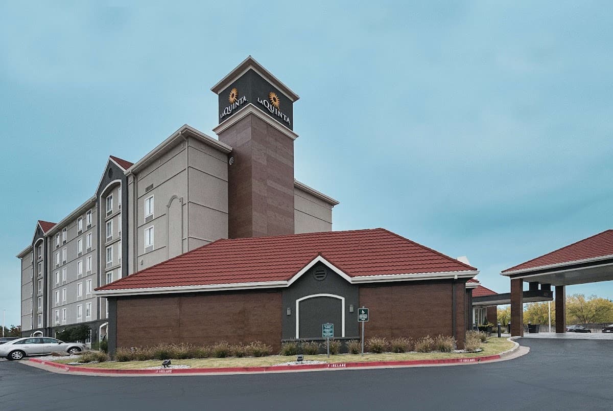 La Quinta Inn & Suites by Wyndham Oklahoma City - NW Expwy — photo 1