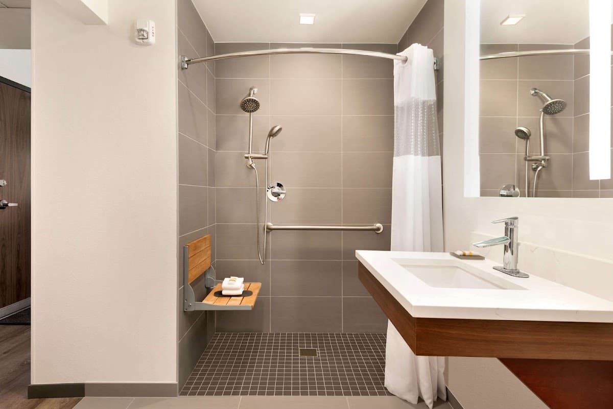 La Quinta Inn & Suites by Wyndham San Luis Obispo Downtown — photo 4