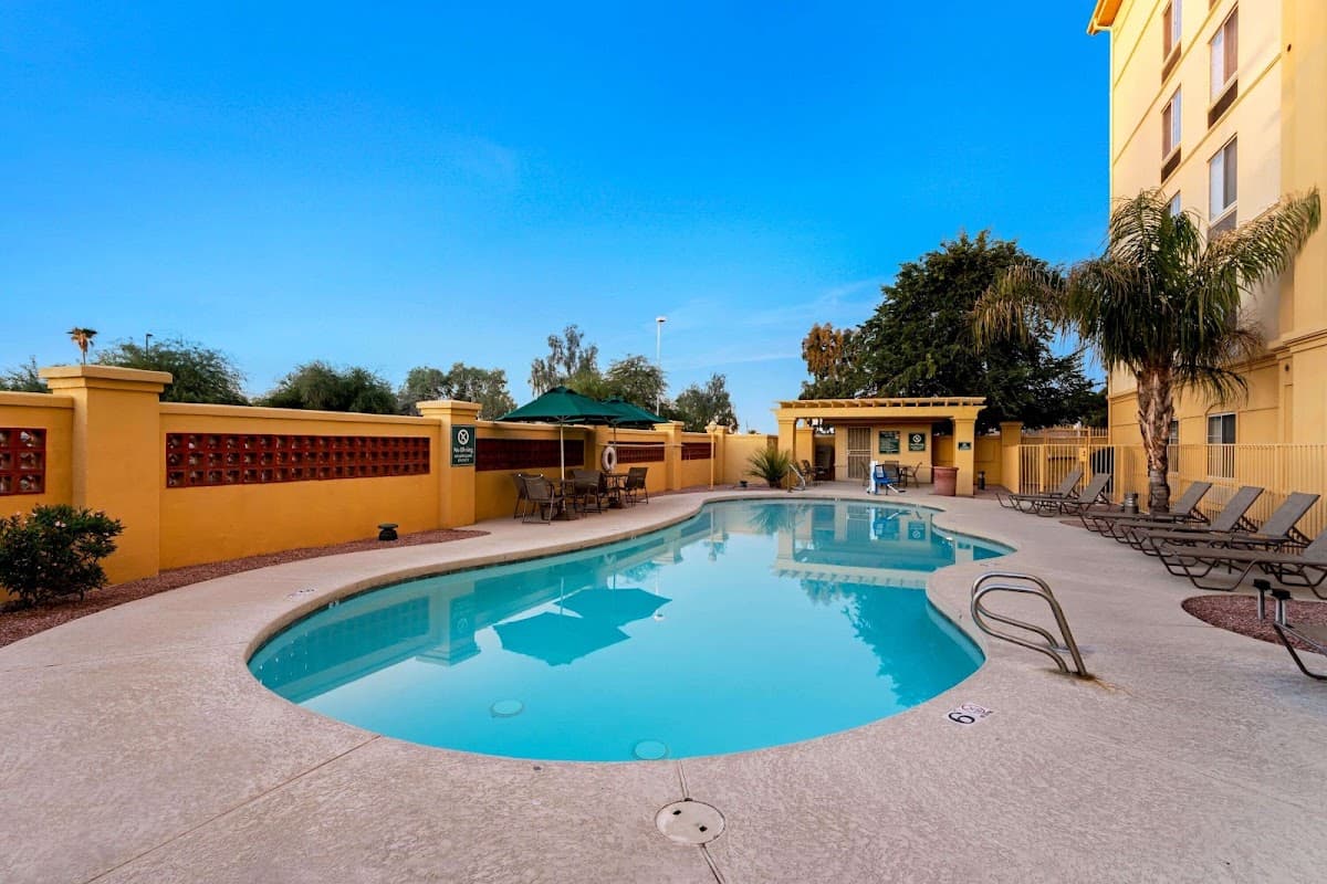 La Quinta Inn & Suites by Wyndham Mesa Superstition Springs — photo 3