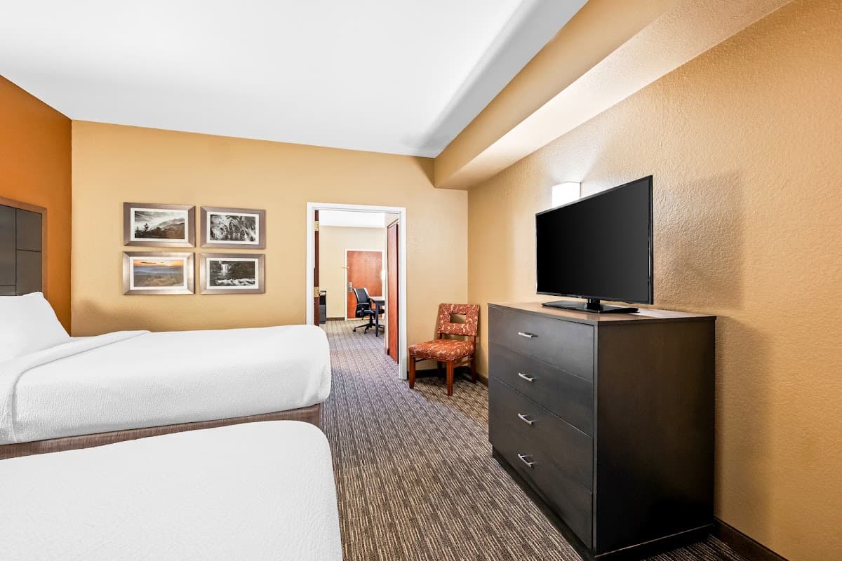 La Quinta Inn & Suites by Wyndham Boone University — photo 2