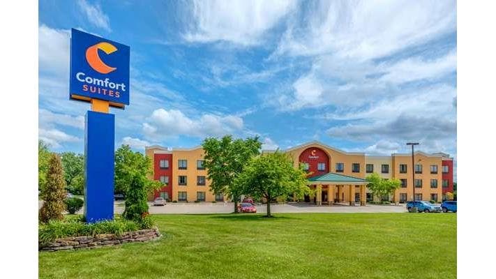 Comfort Suites near Route 66 — photo 1