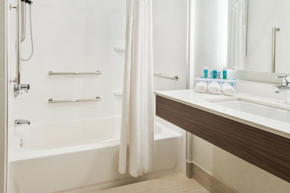 Holiday Inn Express & Suites Bentonville by IHG — photo 3