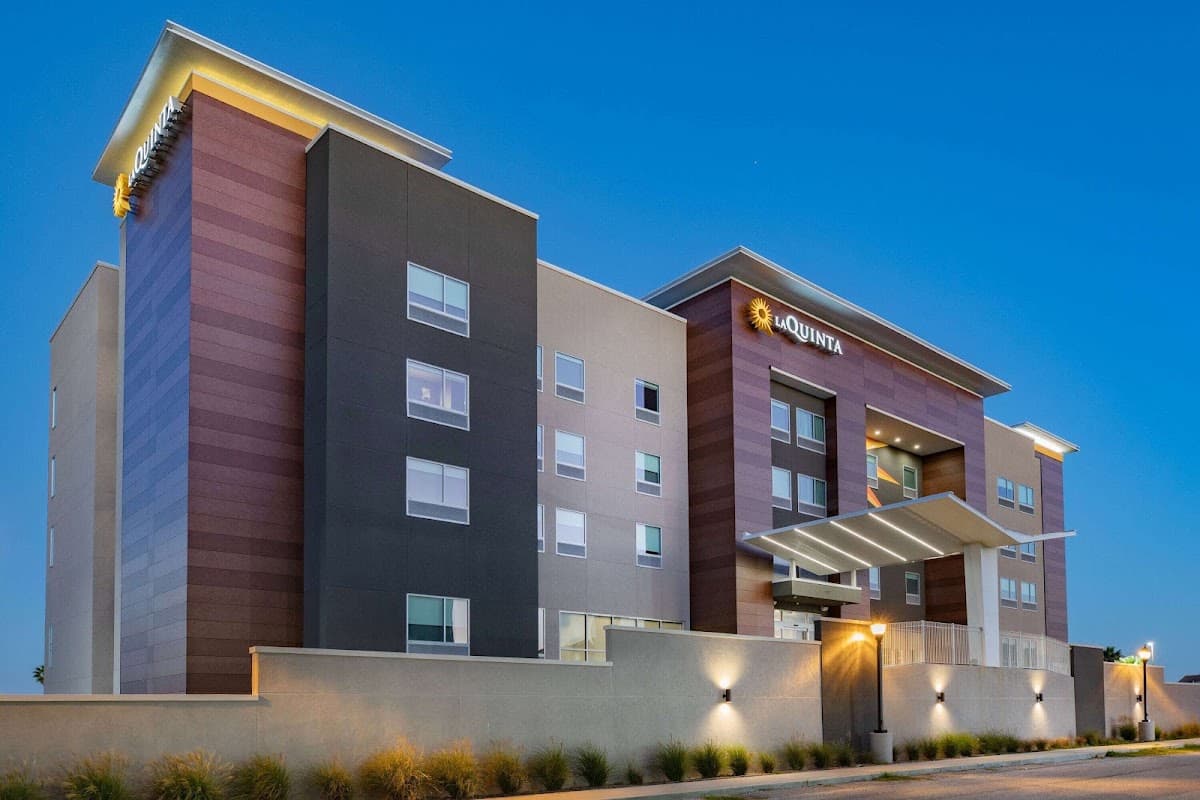 La Quinta Inn & Suites by Wyndham Galveston North at I-45 — photo 1