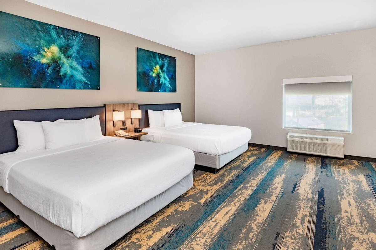La Quinta Inn & Suites by Wyndham Galveston North at I-45 — photo 2