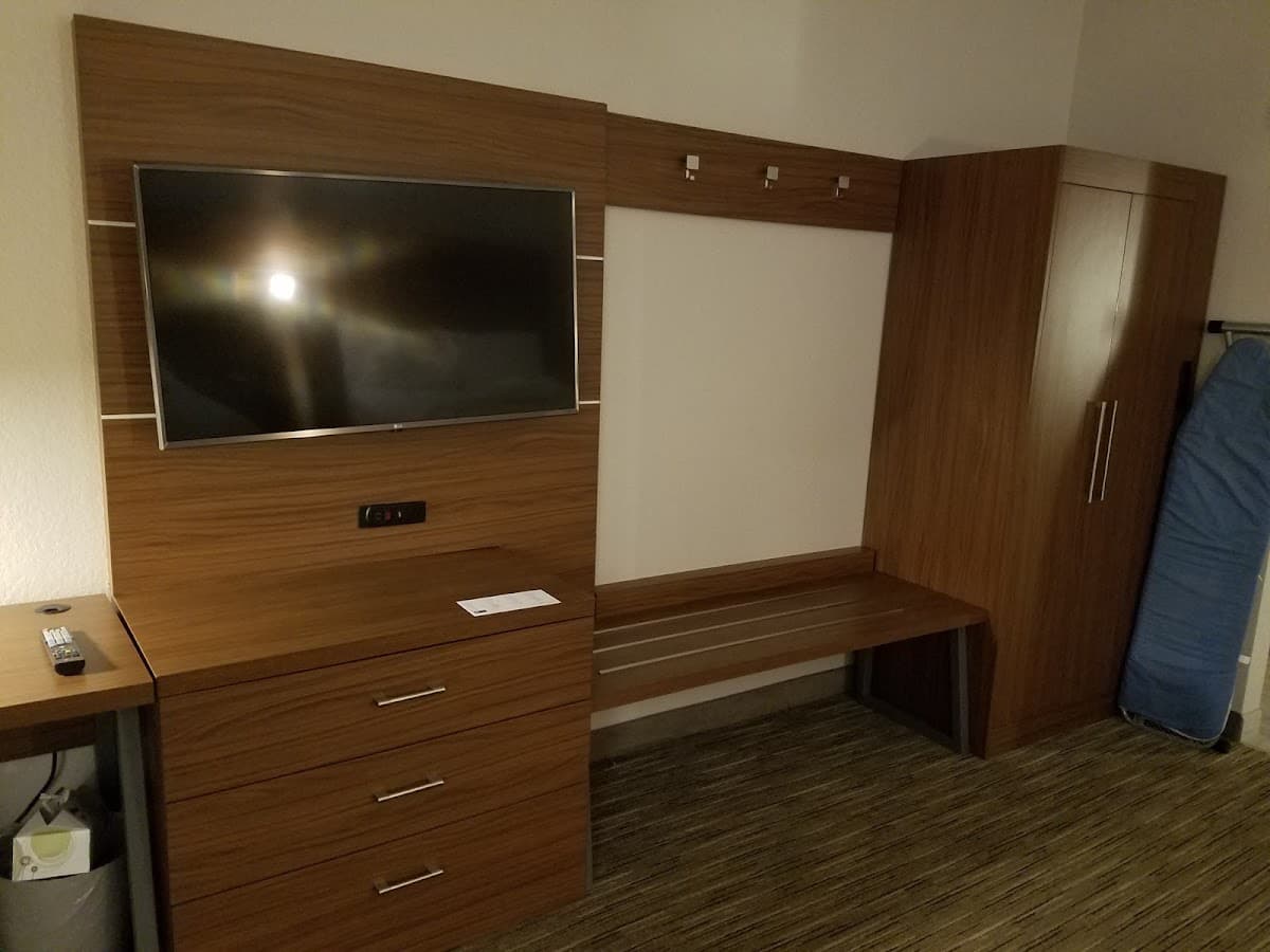 Holiday Inn Express & Suites Oklahoma City Airport by IHG — photo 4