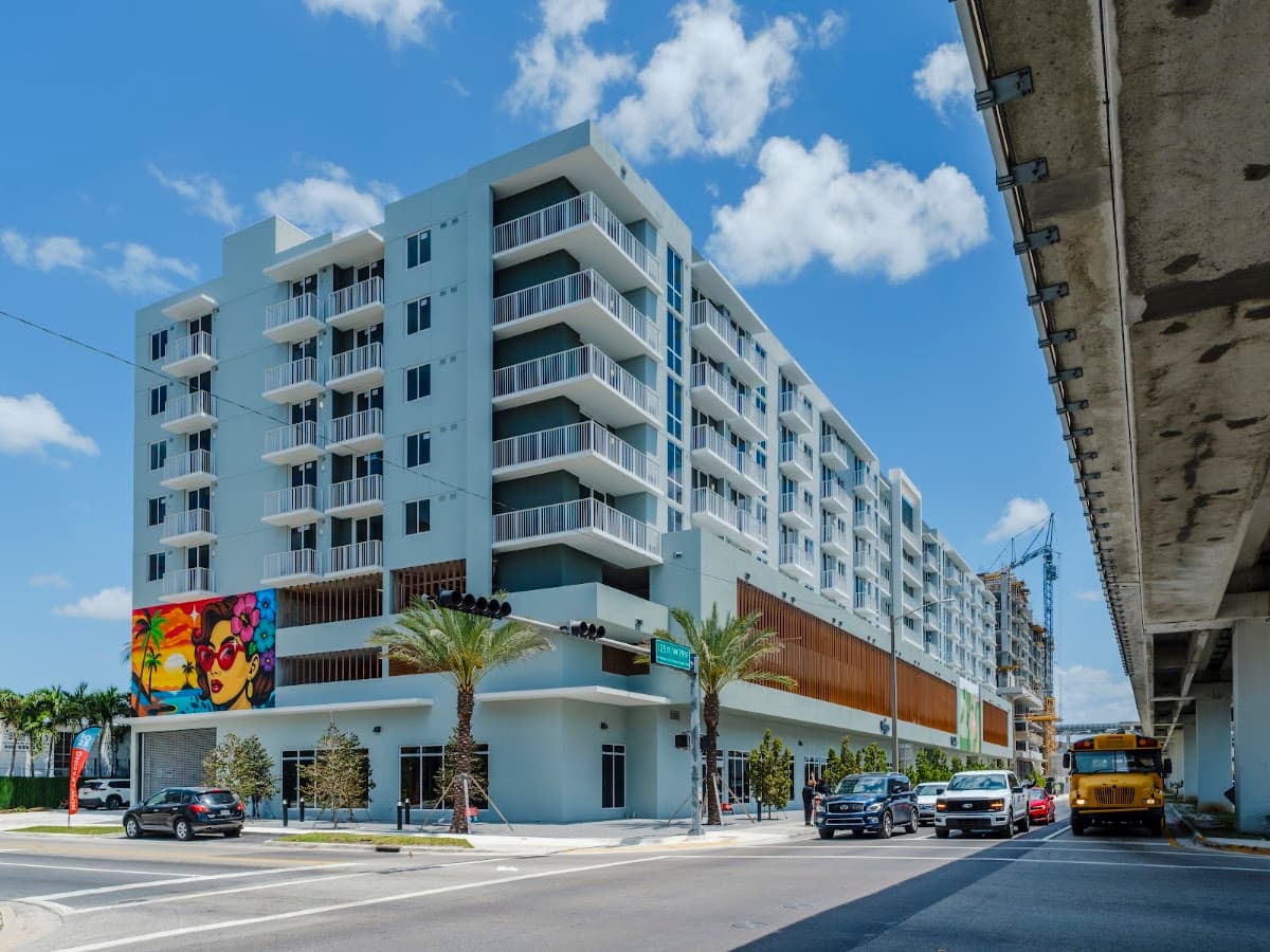 1025 METRO Apartments — photo 4