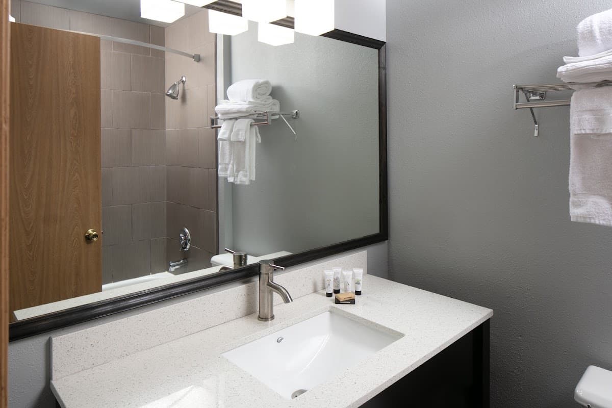 Red Lion Inn & Suites Sequim — photo 4