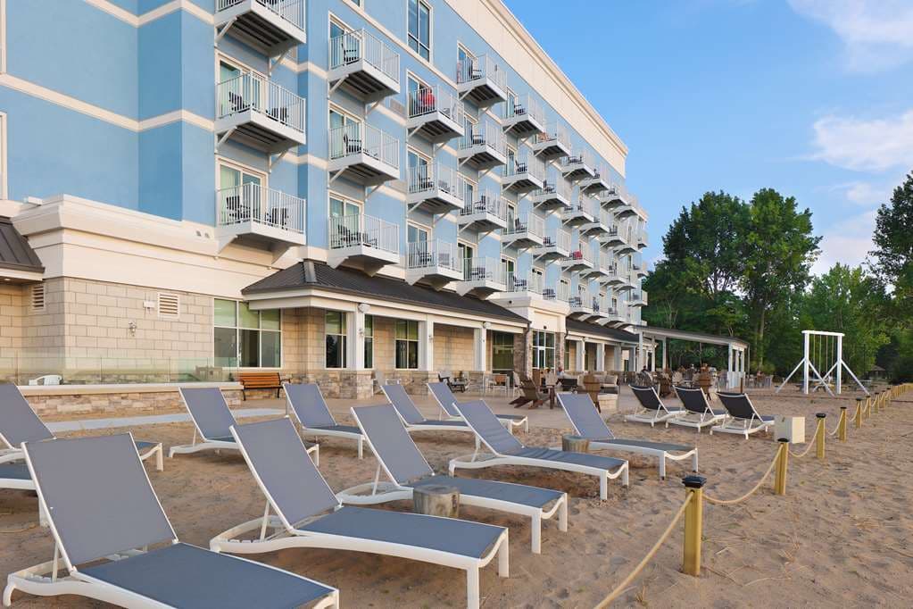 Hampton Inn & Suites Manistee Waterfront — photo 1