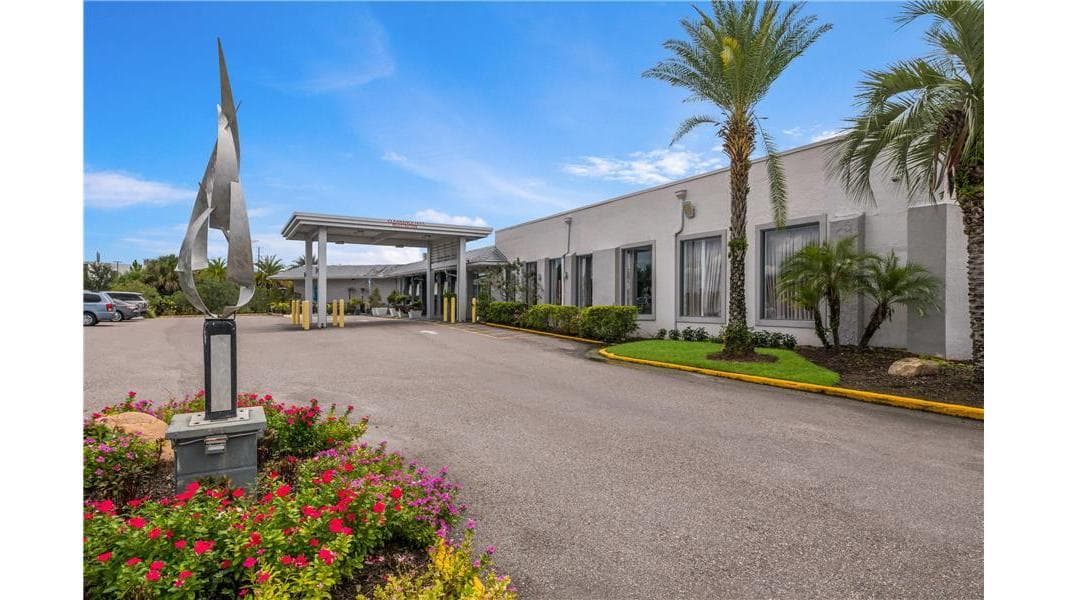 Clarion Inn & Suites Across From Universal Orlando Resort — photo 1