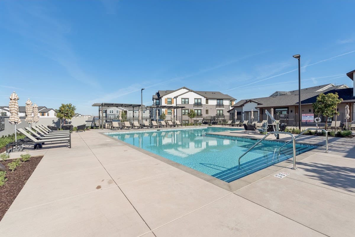 Crescent Apartments — photo 3