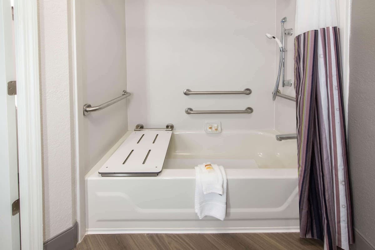 La Quinta Inn & Suites by Wyndham Tampa Brandon Regency Park — photo 4