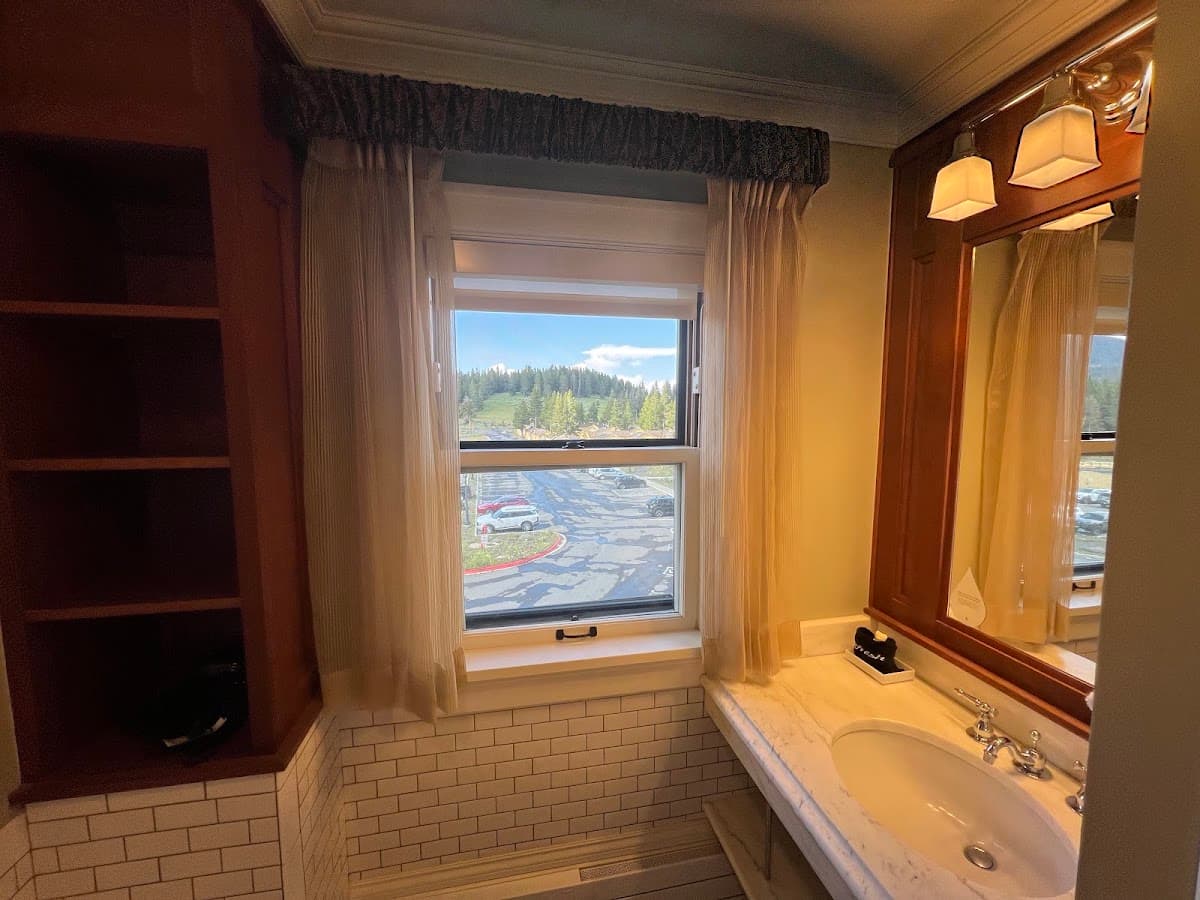 Lake Yellowstone Hotel & Cabins — photo 3