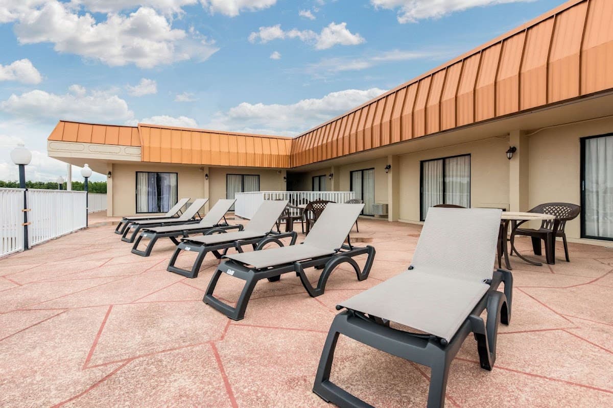 Quality Inn & Suites Tarpon Springs South — photo 1