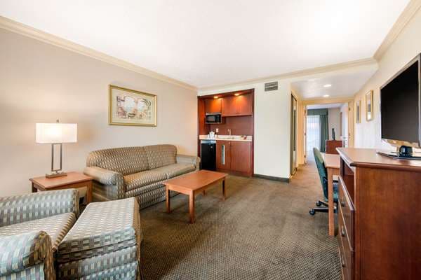 Quality Inn & Suites Tarpon Springs South — photo 5