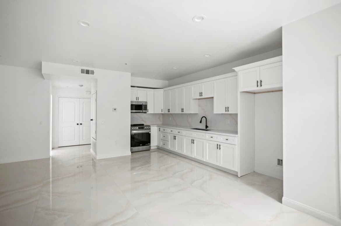 Solana Apartments — photo 2