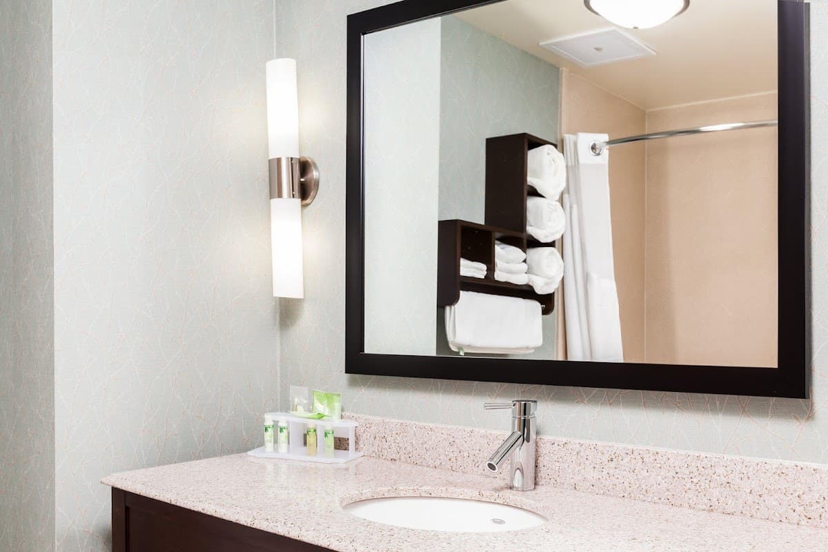 Holiday Inn Express & Suites Eureka by IHG — photo 4