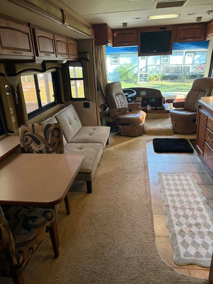 Class A 30' Motor Home — photo 1